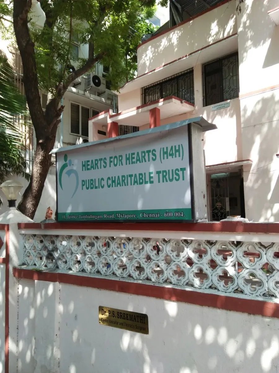 Hearts for Hearts office building - entrance